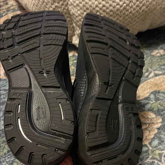Brooks Men's Black Athletic Shoes - Picture 7 of 7